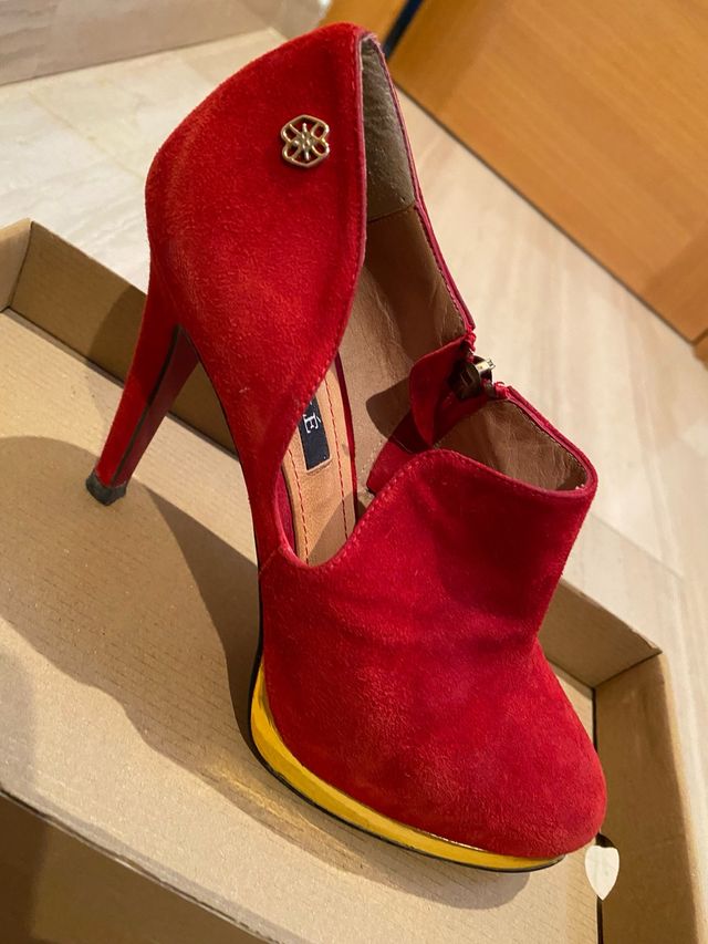 Zapatos tacón rojos ante con detalle dorado