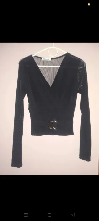 Top negro manga larga con adorno dorado