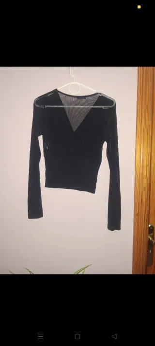 Top negro manga larga con adorno dorado