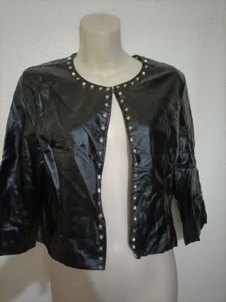 Chaquetilla mujer tachuelas