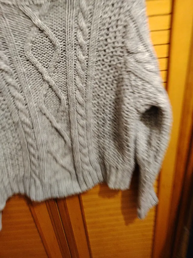 Jersey gris tejido trenzado