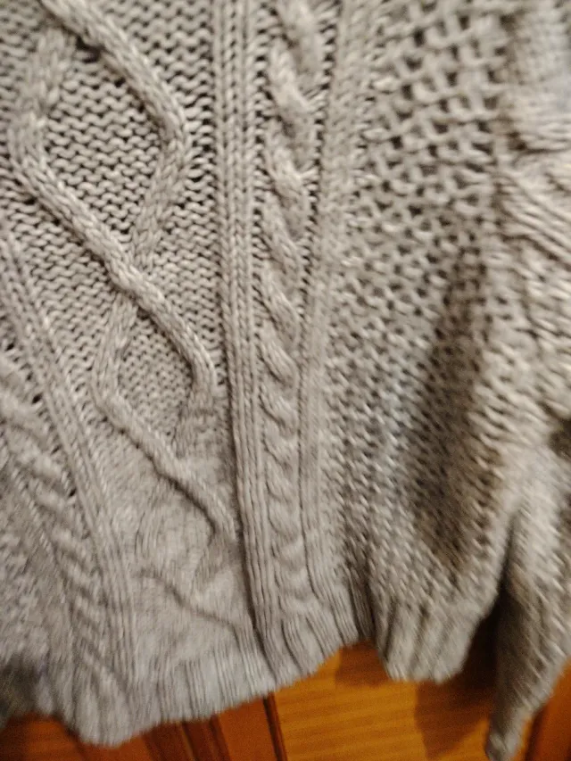 Jersey gris tejido trenzado