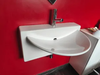 Lavabo de cerámica con grifo de metal