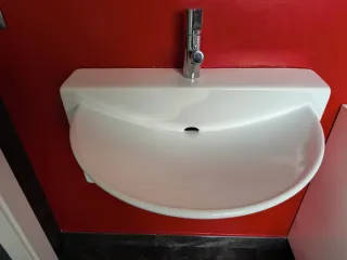 Lavabo de cerámica con grifo de metal