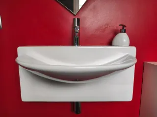 Lavabo de cerámica con grifo de metal