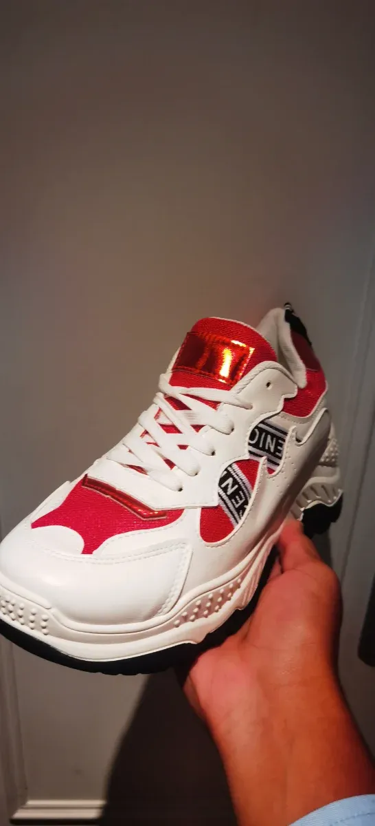 Zapatillas deportivas blancas y rojas