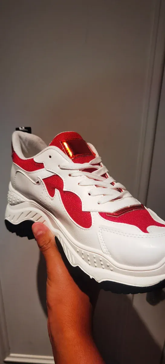 Zapatillas deportivas blancas y rojas