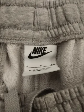 Pantalón Nike gris  de hombre + 2 camisetas regalo
