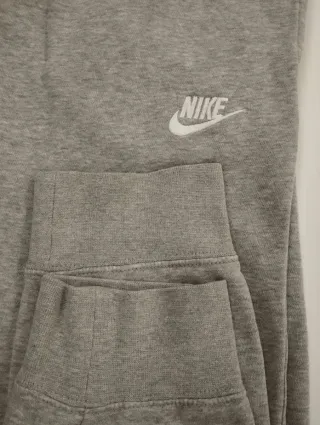 Pantalón Nike gris  de hombre + 2 camisetas regalo