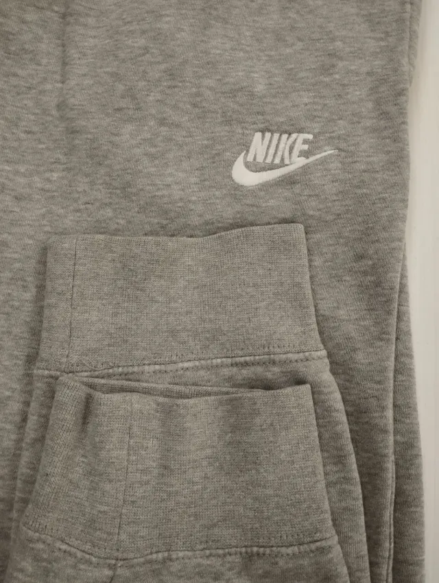 Pantalón Nike gris  de hombre + 2 camisetas regalo