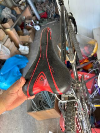 Bicicleta de montaña negra