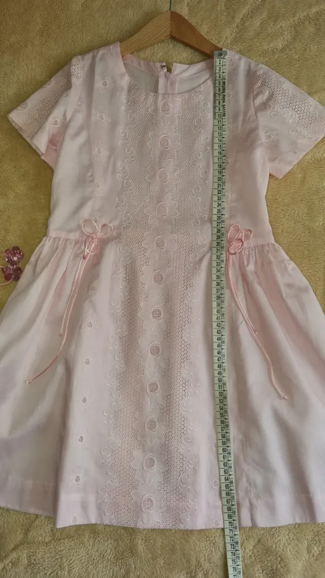 Elegante vestido de niña con viso, 6-7 años.