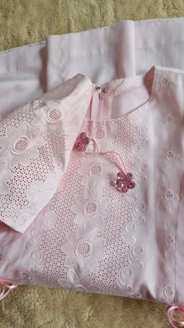 Elegante vestido de niña con viso, 6-7 años.