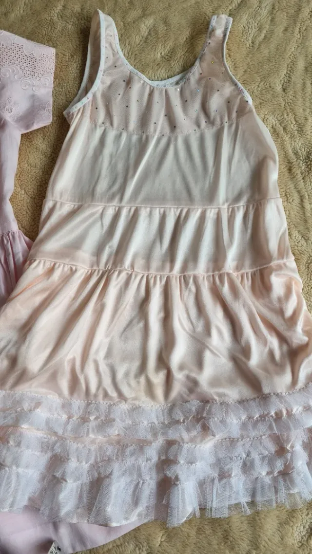 Elegante vestido de niña con viso, 6-7 años.