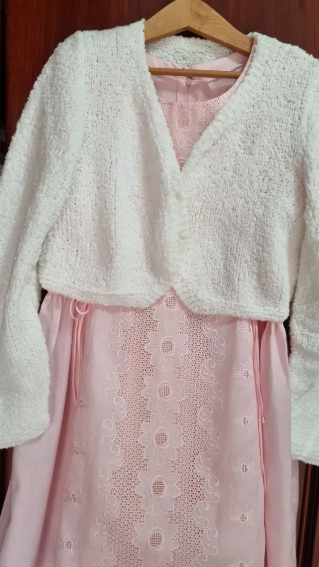 Elegante vestido de niña con viso, 6-7 años.