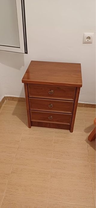 Cómoda con espejo y 2 mesitas
