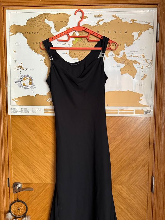Vestido negro elegante con tirantes