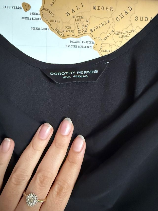 Vestido negro elegante con tirantes