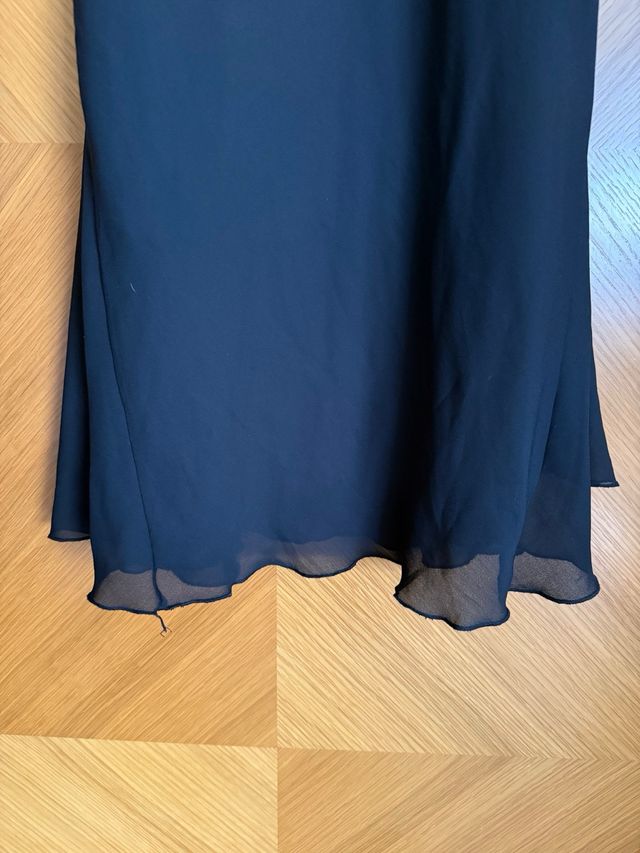 Vestido negro elegante con tirantes