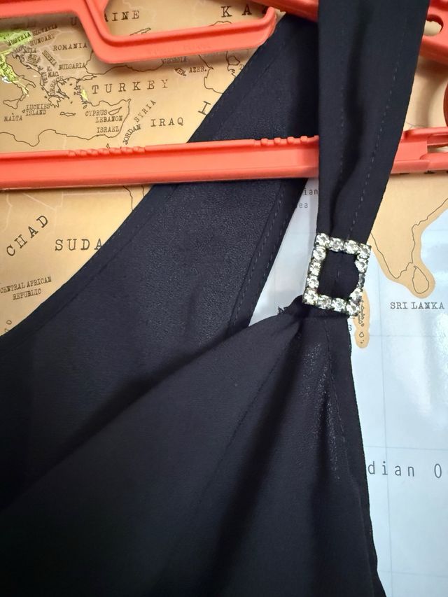 Vestido negro elegante con tirantes