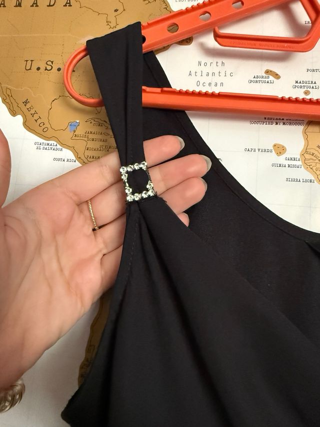 Vestido negro elegante con tirantes