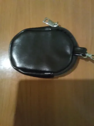 Monedero negro con cremallera