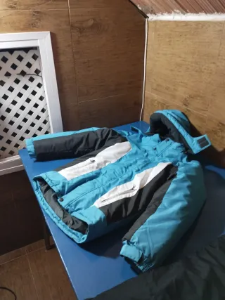 Conjunto de esquí azul y negro