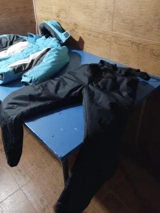 Conjunto de esquí azul y negro