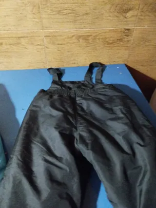 Conjunto de esquí azul y negro