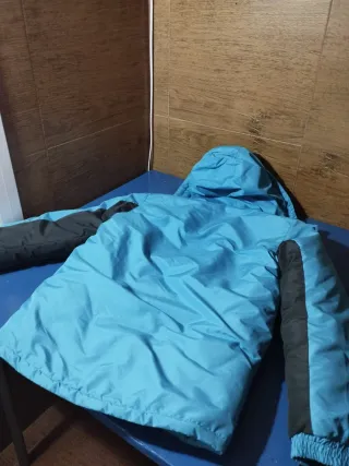 Conjunto de esquí azul y negro