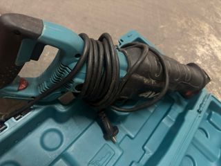 Sierra Sable Makita AVT