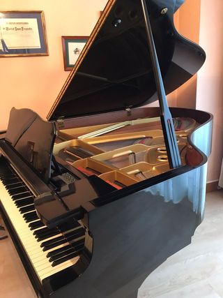 Piano de cola Yamaha C3E