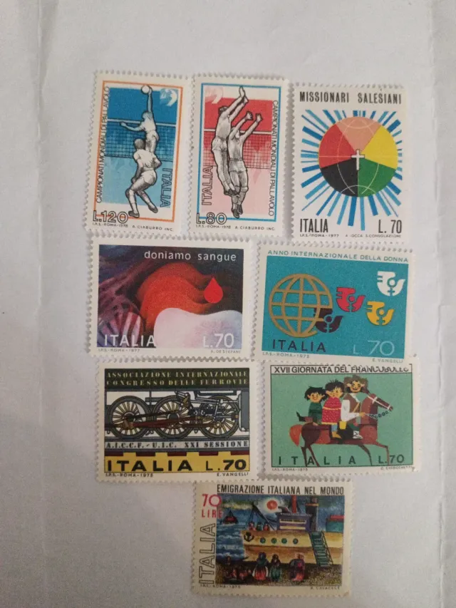Lotto 8 Francobolli Italiani 1975-1978