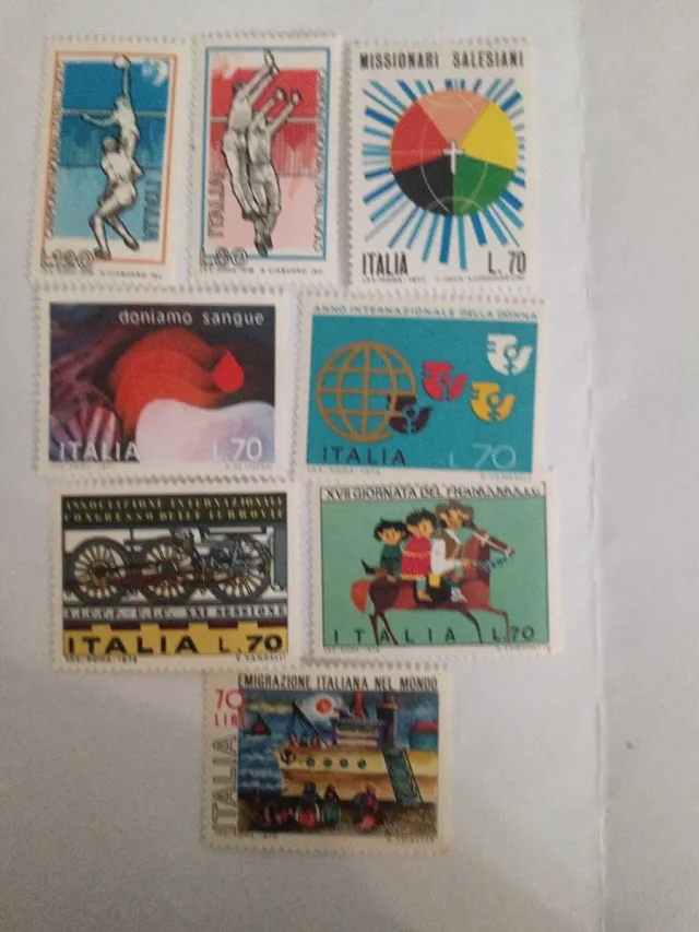 Lotto 8 Francobolli Italiani 1975-1978