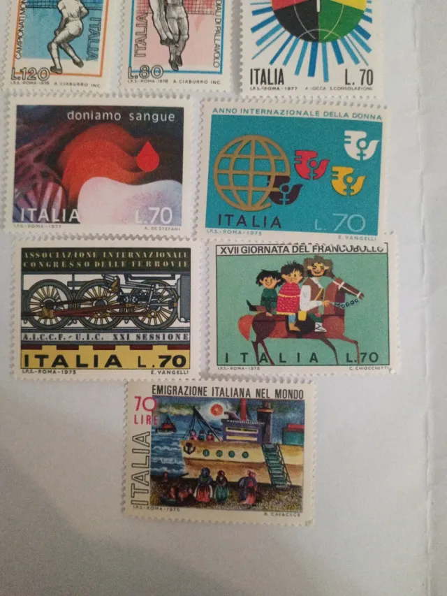 Lotto 8 Francobolli Italiani 1975-1978