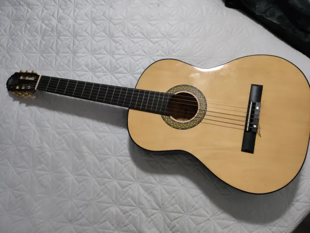 Guitarra española nueva sin usar