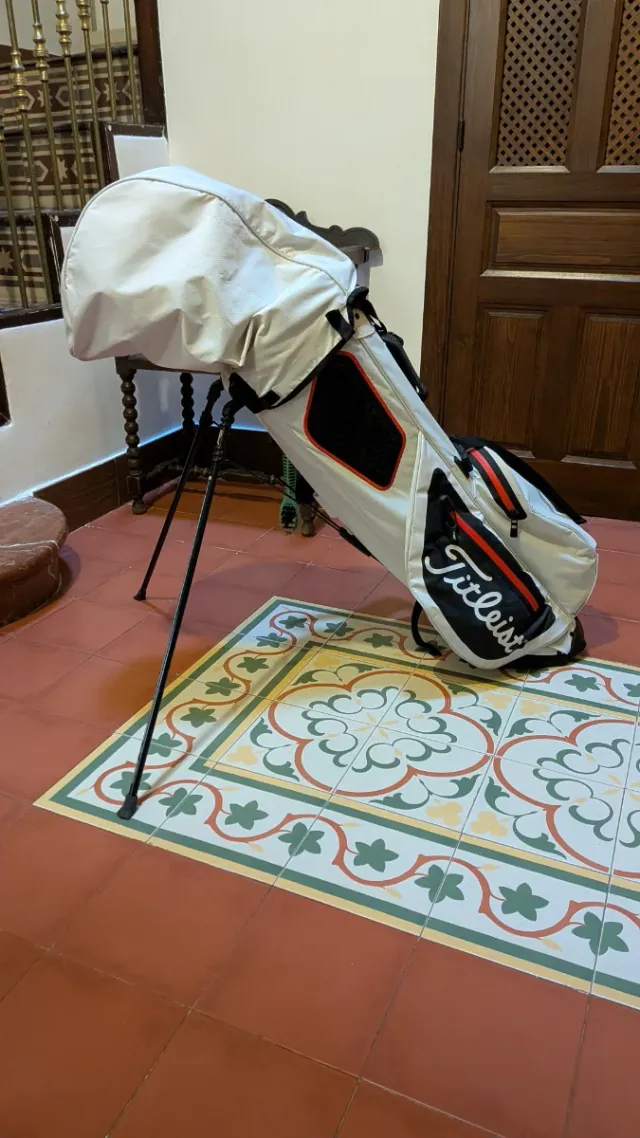 Pack Bolsa Titleist con palos de golf y cepillo