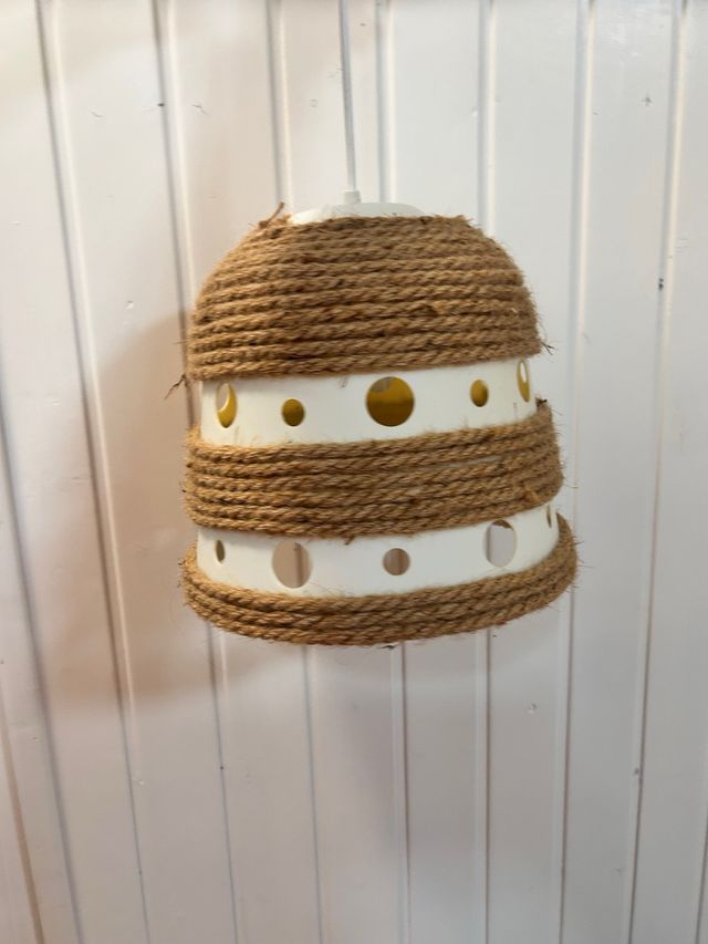 Lámpara de techo de cuerda y plástico