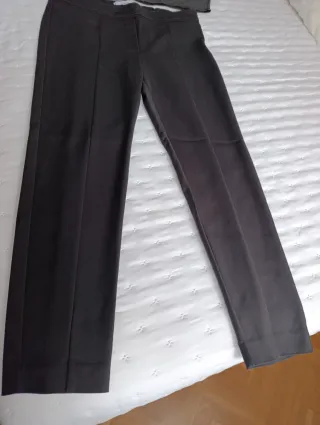 Conjunto pantalón vestir negro y top plateado.