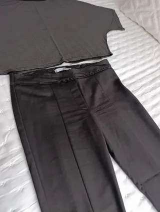 Conjunto pantalón vestir negro y top plateado.