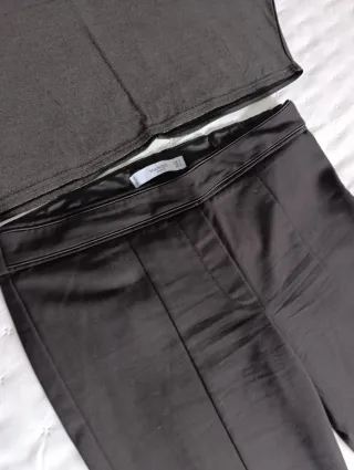 Conjunto pantalón vestir negro y top plateado.