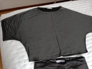 Conjunto pantalón vestir negro y top plateado.