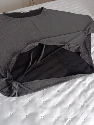 Conjunto pantalón vestir negro y top plateado.