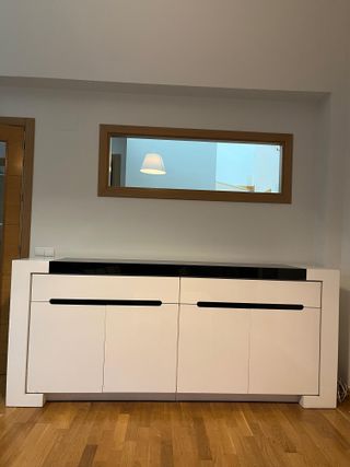 Aparador blanco y negro con tapa de cristal