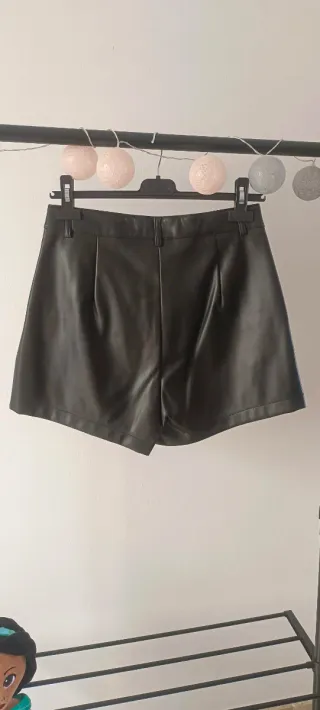 Pantalones cortos efecto piel Primark negros