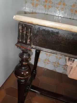Mesa antigua de cocina con mármol