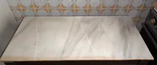 Mesa antigua de cocina con mármol