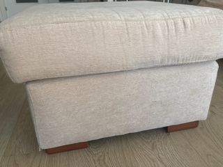 Sofá chaise longue beige tela con dos taburetes.