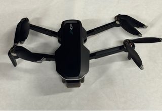 Dron con cámara gris y blanco