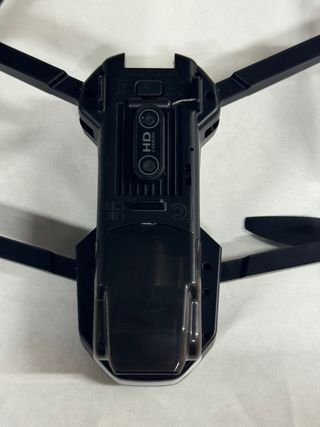 Dron con cámara gris y blanco